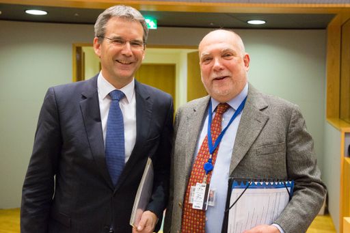  Finanzminister Hartwig Löger dankt Thomas Wieser,
dem scheidenden Vorsitzenden der Euro-Arbeitsgruppe sowie des
EU-Wirtschafts- und Finanzausschusses.
