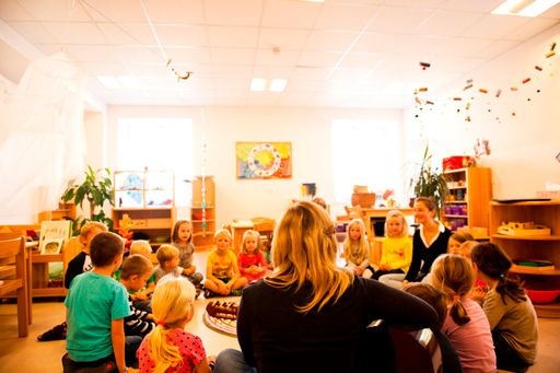 Kindergarten bildet (Das Bild darf nur in
Zusammenhang mit der St. Nikolausstiftung oder der Trägerinitiative
verwendet werden)