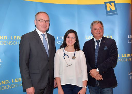  v.l.n.r.: LH-Stellvertreter Dr. Stephan Pernkopf; Studentin Anna
Dinhobl und Dr. Markus Klamminger, Medizinischer Geschäftsführer der
NÖ Landeskliniken-Holding