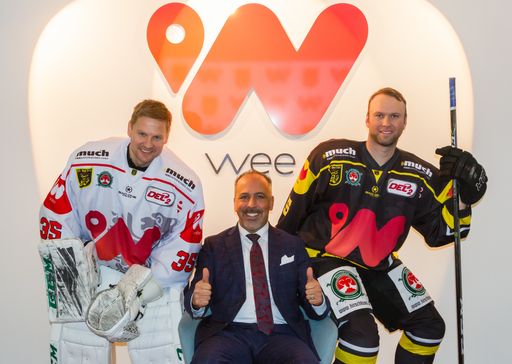 Hochmotiviert für die heiße Saisonphase in der
DEL2: Die Neuverpflichtungen der Tölzer Löwen, Mikko Rämö (links im
Bild, 37, FIN) und Casey Borer (re., 32, USA), mit Unternehmer
Cengiz Ehliz (weeConomy AG).
