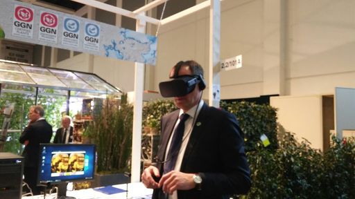 GLOBALG.A.P. CEO Kristian Möller probiert Virtual
Reality- Brille aus.