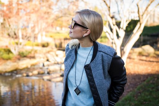 Vorschau Bild von Styleables Urban als Halskette im Freien.