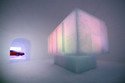  Mit der “medienbox” hat der Künstler Max Seibald
wieder ein einzigartiges und vergängliches Gesamtkunstwerk aus Eis
und Schnee geschaffen.