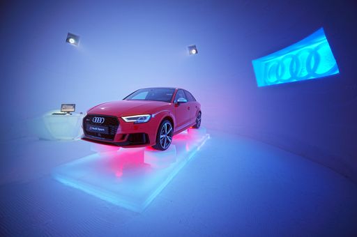Vorschau Bild von Der neue Audi RS 3 hält die Spur, auch im Eis und
Schnee auf 2.600 Metern - im ICE CAMP presented by Audio quattro,
mitten im Gletscherskigebiet am Kitzsteinhorn.