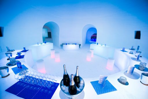 Vorschau Bild von Die nahezu kreisrunde Ice Bar im Kitzsteinhorn ICE
CAMP: hier sind nicht nur die Bartheke und die Barhocker ganz aus
Eis, auch die Getränke werden in Gläsern ganz aus Eis serviert.