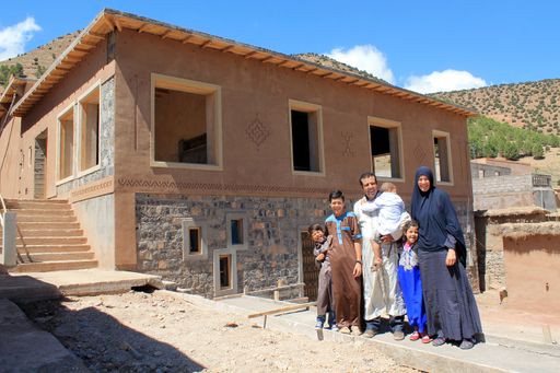 Itto Tapal-Mouzon (rechts) hat gemeinsam mit ihrem
Mann Haddou Mouzon die "école vivante" Aït-Bougoumez-Tal/Marokko
gegründet. Die Schule ist ein wichtiges Partnerprojekt von
"Weltweitwandern Wirkt!". Weitere Infos:
http://www.weltweitwandernwirkt.org/marokko/