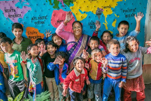 Vorschau Bild von Schulklasse der Kundalinee School in Nepal, die von
"Weltweitwandern Wirkt!" unterstützt wird. Weitere Infos:
http://www.weltweitwandernwirkt.org/nepal/kundalinee-school/