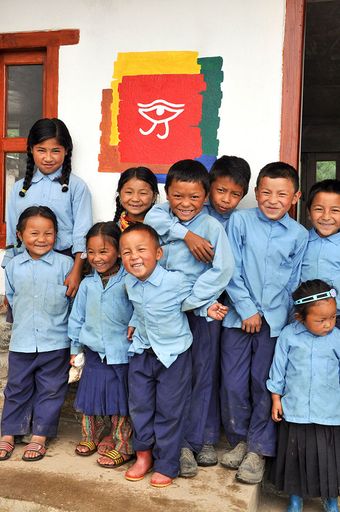 Vorschau Bild von Schüler der Dorfklasse Hile in Dolakha/Nepal. Die
Schule wird von "Weltweitwandern Wirkt!" unterstützt. Weitere Infos:
http://www.weltweitwandernwirkt.org/nepal/hile/
