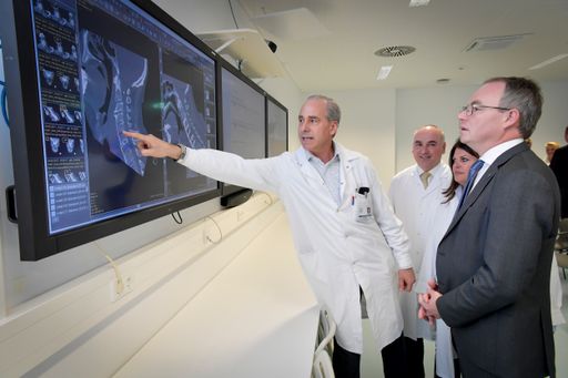  LH-Stellvertreter Dr. Stephan Pernkopf bei einem Besuch im
Landesklinikum Baden: v.l.n.r.: Prim. Univ.-Prof. DDr. Thomas
Klestil (Leiter der Abteilung für Orthopädie und Traumatologie,
Landesklinikum Baden), Prim. Univ.-Doz. Dr. Johann Pidlich
(Ärztlicher Direktor, Landesklinikum Baden), DGKP Dagmar Botek
(Bereichsleiterin Pflege Ambulanz, Landesklinikum Baden) und
LH-Stellvertreter Dr. Stephan Pernkopf
