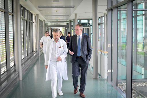 Vorschau Bild von LH-Stellvertreter Dr. Stephan Pernkopf gemeinsam mit Prim. Prof.
Univ. Doz. Dr. Manfred Weissinger, Ärztlicher Direktor im
Landesklinikum Zwettl am Weg zur Orthopädie