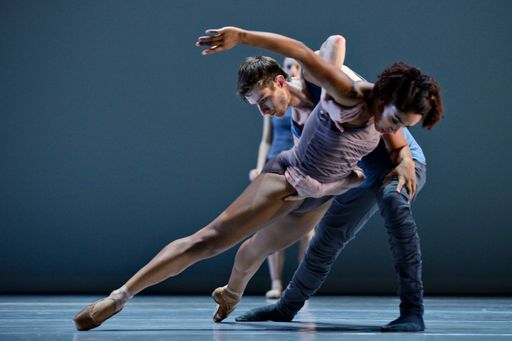 Ballet BC mit der Choreografie "16+ a room" von
Emily Molnar: Bei den 16. Movimentos Festwochen der Autostadt sind
vom 4. April bis 6. Mai 2018 ingesamt sieben Tanzcompanies im
Volkswagen KraftWerk zu sehen. Weiterer Text über ots und
www.presseportal.de/nr/19185 / Die Verwendung dieses Bildes ist für
redaktionelle Zwecke honorarfrei. Veröffentlichung bitte unter
Quellenangabe: "obs/Autostadt GmbH/Künstler"
