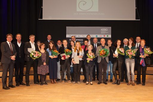 PreisträgerInnen, die beiden Moderatoren (Gerhard
Bisovsky, VÖV Büro Medienpreise und Martin Haidinger, ORF), Karin
Peschka (Preisrednerin), die PreisüberreicherInnen (Repräsentanten
der preisverleihenden Verbände), Dr. Martin Bernhofer (ORF) und
Elisabeth Ploier (Witwe von Eduard Ploier).
