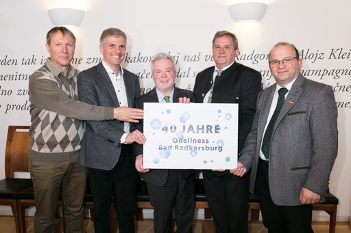  Im Bild v.l.n.r.:Mag. Christian Korn,
Geschäftsführer Bad Radkersburg BeteiligungsgesmbH; Bgm. Heinrich
Schmidlechner, Bürgermeister der Stadtgemeinde Bad Radkersburg;
Anton Gangl, Landtagsabgeordneter; Bgm. Stanislav Rojko,
Bürgermeister der Gemeinde Gornja Radgona; KoR Josef Jausovec,
Obmann des Tourismusverband Bad Radkersburg