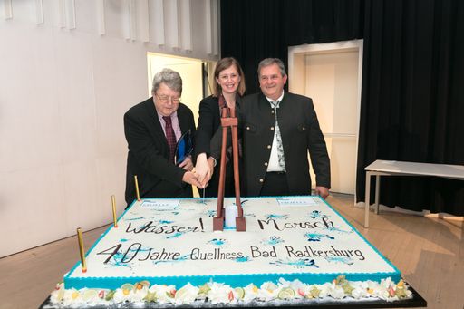 Vorschau Bild von Im Bild v.l.n.r.: Walter Hoitsch, Thermen-Pionier
und Preisträger „Blue Quellness“; MMag.a Barbara Eibinger-Miedl,
Landesrätin für Wirtschaft, Tourismus, Europa, Wissenschaft und
Forschung; Bgm. Heinrich Schmidlechner, Bürgermeister der
Stadtgemeinde Bad Radkersburg