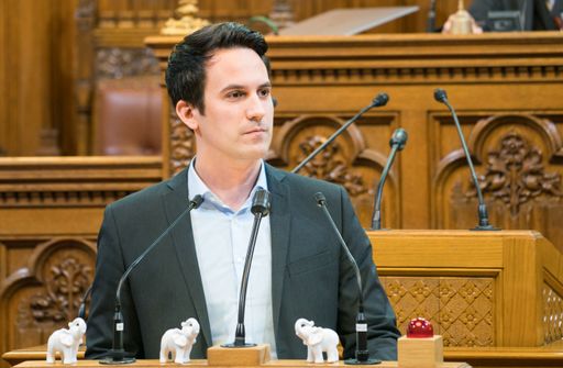 BILD zu OTS, NEOS Gemeinderat Christoph Wiederkehr mit weißen
Elefanten die an die neuen nicht amtsführenden Stadträte und den
neuen nicht amtsführenden Vizebürgermeister verteilt wurden.