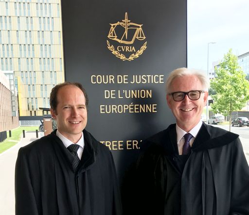 Vorschau Bild von Dr. Martin Foerster (links) und Dr. Nikolaus
Pitkowitz (rechts) unmittelbar nach der EUGH Verhandlung in
Luxemburg (19. Juli 2017)