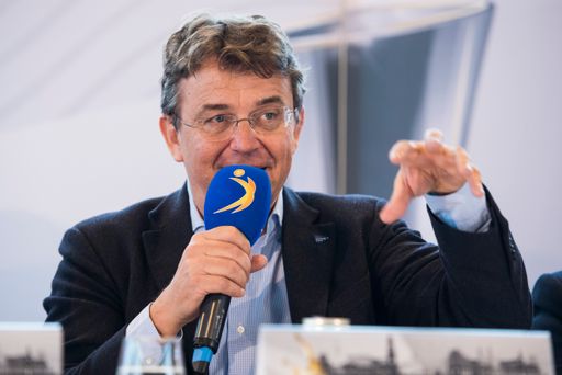 Vorschau Bild von Hannes Jagerhofer bei der Pressekonferenz für die
Verkündung der World Champs Hamburg 2019