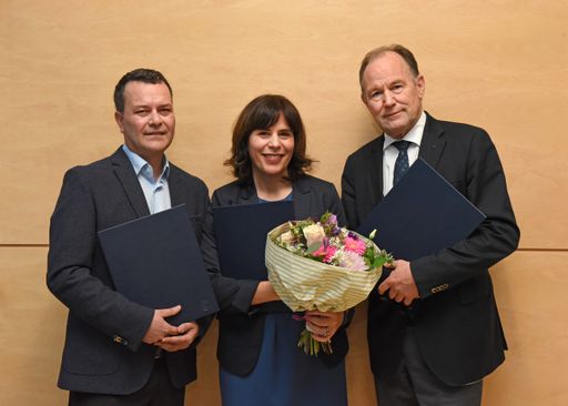 Freuen sich über den MCI Teaching Award 2017. Von
links: Lic. José Luis Fernández Valls, Spanischdozent, Mag. Regina
Obexer, M.Ed., Hochschuldozentin und E-Learning-Expertin,
Univ.-Prof. FH-Prof. Mag. Dr. Franz Pegger, Professor und Leiter des
Academic Council.