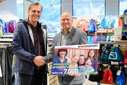 Gerd Konklewski, Leiter SOS-Kinderdorf Vorarlberg
freut sich über die Spende von INTERSPORT-Boss Mathias Boenke.