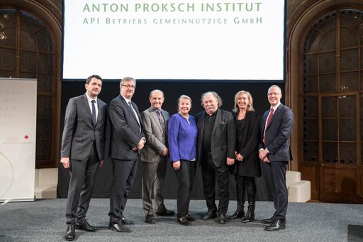 v.l.n.r.: Prok. Mag. Ludwig BICHLER, MBA, Konzernsprecher der
VAMED AG/ Mag. Gottfried Koos, Vorstandsmitglied der VAMED AG/ Mag.
Richard Gauss, Präsident der Stiftung Anton Proksch-Institut Wien/
Mag.a Beate Hartinger-Klein, Bundesministerin für Soziales und
Gesundheit/ Prim. Univ. Prof. Dr. Michael Musalek, Ärztlicher Leiter
des Anton Proksch Instituts/ DSA Gabriele Gottwald-Nathaniel, MAS,
Geschäftsführerin des Anton Proksch Instituts/ Mag. Christian
Breitfuß, Geschäftsführer des Anton Proksch Instituts