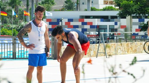Direkt nach der Ankunft geht es ans Eingemachte: In
der Challenge ,,Dreck fressen" werden die die Kandidaten auf einem
Hindernisparkour auf ihre Leistungsfähigkeit getestet. Boss Angelo
(li.) hat hohe Ansprüche an die Kandidaten!