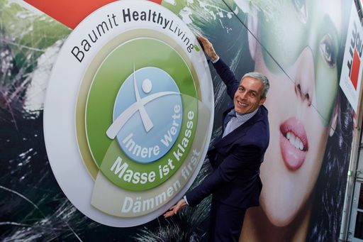 Vorschau Bild von Baumit bringt den VIVA Forschungspark – optisch –
wie inhaltlich – auf die Wiener Bauen & Energie Messe. Mag. Georg
Bursik, Geschäftsführer der Baumit GmbH: “Wir wollen, dass alle
Menschen gesund, energieeffizient und schön wohnen.“