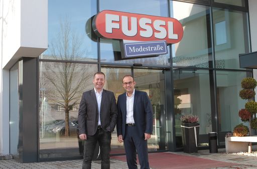 Vorschau Bild von Mit einem starken Kommunikationspartner, der
BRmedia, treibt FUSSL Modestraße die Expansion in Bayern voran.
Ernst Mayr (rechts) bedient sich dabei der Betreuung vor Ort durch
Heinz Brückl.FUSSL expandiert in Bayern
