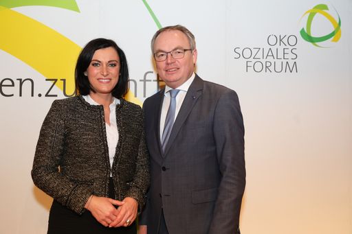 Vorschau Bild von https://www.apa-fotoservice.at/galerie/12099 Im
Bild vl.: Stephan Pernkopf (Präsident des Ökosozialen Forum),
Elisabeth Köstinger (Bundesministerin für Nachhaltigkeit und
Tourismus)