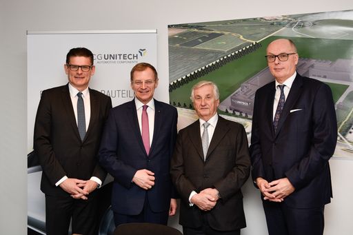 Vorschau Bild von Oberösterreichs Landeshauptmann Mag. Thomas Stelzer beim
Spatenstich zum Ausbau von Werk 4 der TCG Unitech Gruppe in
Rohr/Kremstal