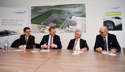  Oberösterreichs Landeshauptmann Mag. Thomas Stelzer beim
Spatenstich zum Ausbau von Werk 4 der TCG Unitech Gruppe in
Rohr/Kremstal