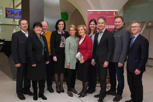  Im Bild v.l.n.r.: Franz Deutschmann (Obmann
Genossenschaft Genuss ab Hof eG), Manuela Khom (2.
Landtagspräsidentin Steiermark), Alois Pöltl (Bundesvorstand GRÖ für
die Steiermark und Obmann GenussRegion Pöllauer Hirschbirne g.U.),
Elisabeth Köstinger (Bundesministerin für Nachhaltigkeit und
Tourismus), Marianne Ganger (Bundesvorstand GRÖ für Wien und Obfrau
GenussRegion Wiener Gemüse), Margareta Reichsthaler (Bundesobfrau
GENUSS REGION ÖSTERREICH), Stefanie Reiterer (Geschäftsführerin
GenussRegionen Marketing GmbH), Kurt Hohensinner (Grazer Stadtrat),
Franz Bertl (Bundesvorstand GRÖ für Niederösterreich und Obmann
GenussRegion Traisentaler Hofkas), Franz Ganger