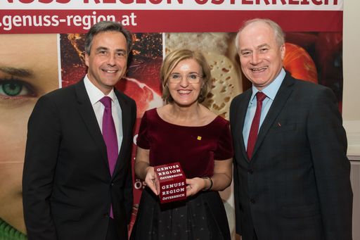 Vorschau Bild von v.l.n.r.: Grazer Bürgermeister Siegfried Nagl, Margareta
Reichsthaler (Bundesobfrau GENUSS REGION ÖSTERREICH), Agrarlandesrat
Johann Seitinger