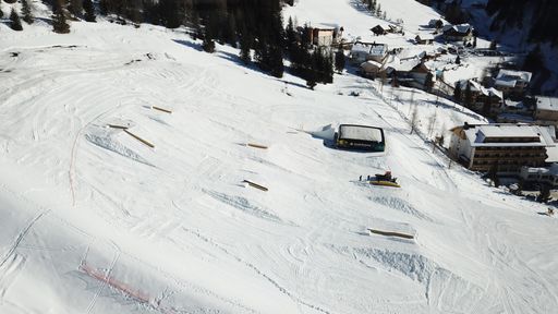 Vorschau Bild von Obstacles im Snowpark Innerkrems mit BIGAIRBAG Jump