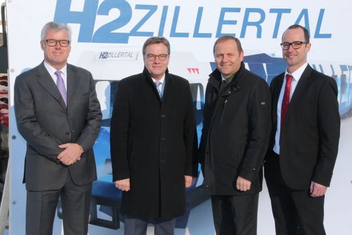 Foto: Zillertaler Verkehrsbetriebe; Abdruck honorarfrei BU: Als
erste Schmalspurbahn der Welt setzt die Zillertalbahn auf
Wasserstoff. Tirols LH Günther Platter und LHStv Josef Geisler (2.
und 3. von li.) stehen wie auch die beiden ZVB-Vorstände Helmut
Schreiner (li.) und Wolfgang Stöhr (re.) hinter dem visionären
Projekt.