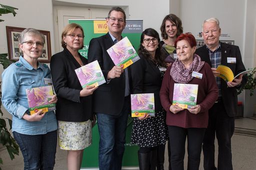 Bezirksvorsteher Georg Papai (3. v. l.), Christiane
Ladinig (4. v. l.) von der Selbsthilfe-Unterstützungsstelle SUS Wien
und Monika Bader-Wehinger (3. v. r.) von der Wiener
Gesundheitsförderung mit Selbsthilfe-Aktiven aus Floridsdorf.