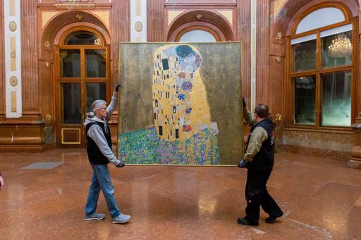 Klimts KUSS übersiedelt: Im Rahmen der
Schausammlung im Oberen Belvedere wird das Gemälde in einer neuen
Umgebung präsentiert.