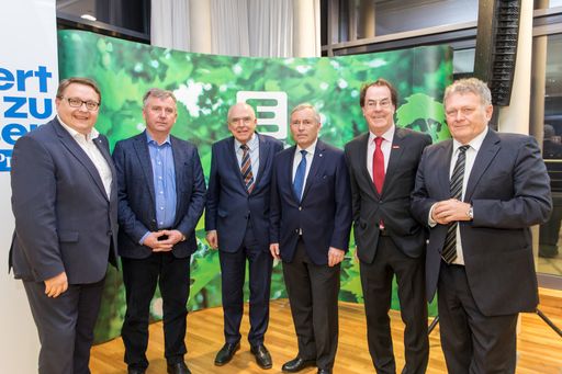 Bild (honorarfrei) v.l.n.r.: Martin Graf
(Vorstandsdirektor Energie Steiermark), Günther Apfalter (Präsident
von Magna Europe und Magna Steyr), Helmut List (Geschäftsführer AVL
List GmbH), Christian Purrer (Vorstandssprecher Energie Steiermark),
Hans Roth (Aufsichtsratsvorsitzender Saubermacher), Wolfgang Malik
(Vorstandsvorsitzender Holding Graz