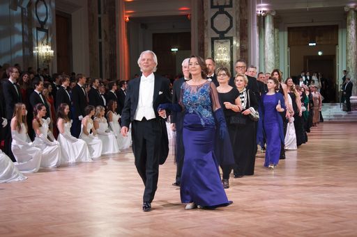 Vorschau Bild von Der Einzug der Ehrengäste, angeführt von Reinhard
und Karin Einwaller (epmedia Werbeagentur)