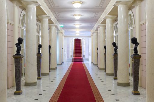 Wedgwood-Basaltbüsten Säulengang ALBERTINA