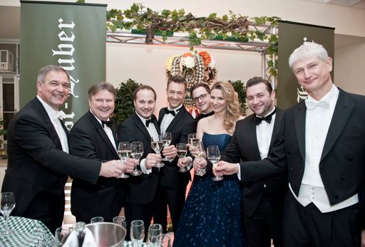 Vorschau Bild von Ehrengäste des Balls der Wiener Wirtschaft stoßen
auf eine gelungene Eröffnung an. Die Weinhauerkrone aus Neustift am
Walde beim Pop-Up-Heurigen von Fuhrgassl-Huber zeugt von Tradition.