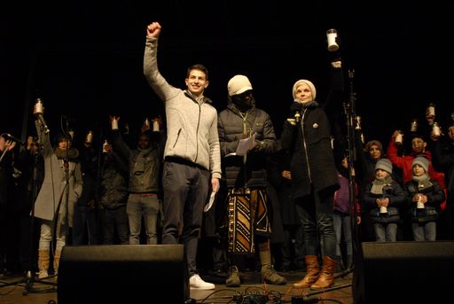 Die Bewohner George Vardayan und Baba Moussa heben gemeinsam mit
Ariane Baron, Pressesprecherin des Flüchtlingsprojekts Ute Bock ihre
Kerzen als Symbol für die Flamme, die in uns allen Weiterbrennen
soll.