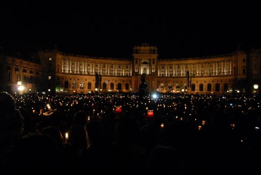 Vorschau Bild von Mindestens 10.000 Menschen gedachten am Freitag Ute Bock am
Wiener Heldenplatz