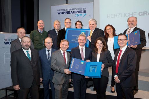 Vorschau Bild von Freuten sich über den Erfolg für das Schönere
Zukunft-Projekt Großweikersdorf beim NÖ Wohnbaupreis.