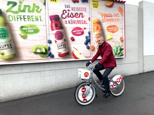 Vorschau Bild von Gewista CEO Franz Solta am Citybike