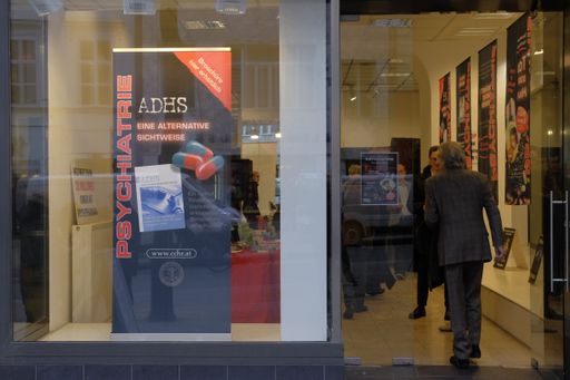 Vorschau Bild von Eingang zu Ausstellung Tod statt Hilfe“