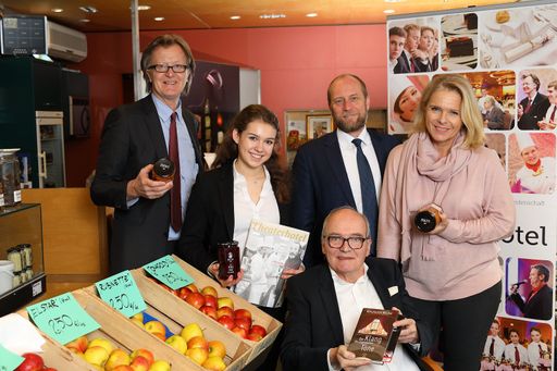  vorne: Hans Staud (Firmenchef Staud´s), 2.Reihe von links: Helmut
Kuchernig-Hoffmann (Projektleiter), Leonie Wagner (Schülerin
Bergheidengasse), Martin Pfeifer (Direktor Austria Trend Hotel
Savoyen), Michaela Reitterer (Präsidentin ÖHV)