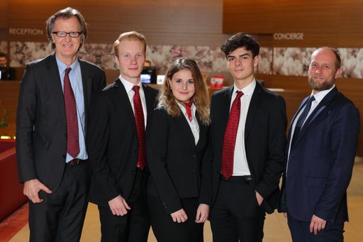 Vorschau Bild von von links: Helmut Kuchernig-Hoffmann (Projektleiter), Clemens
Jancik, Barbara Hrdina, Simon Knall (Schülerin und Schüler der
Bergheidengasse), Martin Pfeifer (Direktor Austria Trend Hotel
Savoyen)