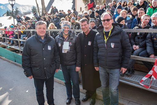 Die gelandenen Gäste der Ehrentrbüne bei der Imster
Buabefasnacht: LR Bernhard Tilg, Imster Bürgermeister Stefan
Weirather, LA Jakob Wolf, Josef (Imst Tourismus).