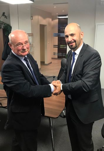MAGA-Gründer Wlodzimierz Morawski (links) übergibt die
Unternehmensnachfolge in die Hände von Christian Beck, CEO der BECK
Fastener Group (rechts)