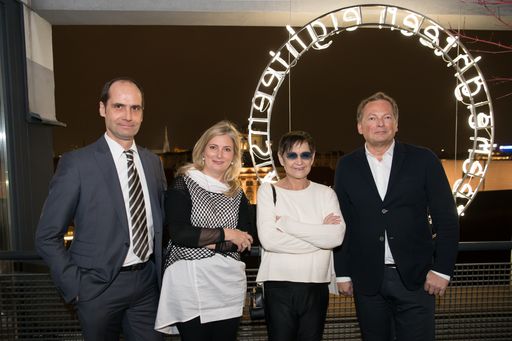 https://www.apa-fotoservice.at/galerie/12035 Bild
zeigt: Peter Bogner (Direktor, Österreichische Friedrich und Lillian
Kiesler Privatstiftung), Sandra Tretter (Stv. Direktorin,
Klimt-Foundation), Künstlerin Brigitte Kowanz und Peter Weinhäupl
(Direktor, Klimt-Foundation).